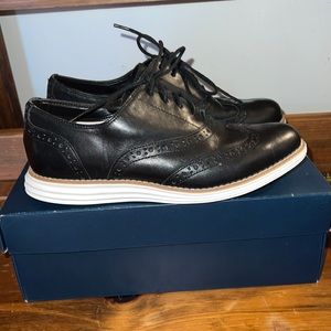 Cole Haan dress shoe with athletic sole, size 6.5